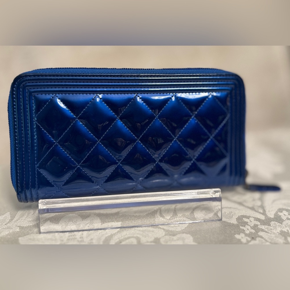 AUTHENTIC: CHANEL Boy Patent Leather Zippy Wallet - full inclusion - Picture 2 of 15